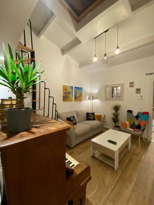 Charmante Maison Avec Exterieur A Deux Pas Des Remparts Aigues-Mortes Luaran gambar